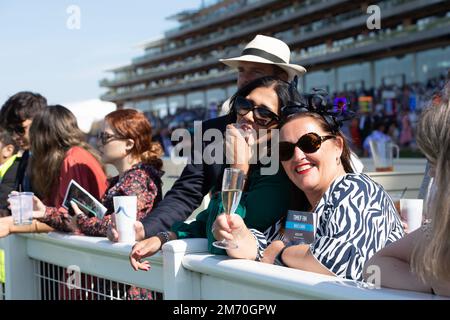 Ascot, Berkshire, Großbritannien. 6. August 2022. Rennfahrer genießen ihren Tag auf der Ascot Rennbahn. Kredit: Maureen McLean/Alamy Stockfoto