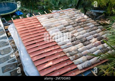Gebogene Tondachfliesen, Fliesenreparatur, Dach, Haus, Gebäuderenovierung, Olivella, Katalonien, Spanien Stockfoto