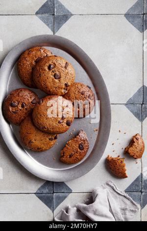 Weiche Schokoladenkekse auf einem Silbertablett Stockfoto