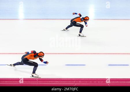 HAMAR - Jutta Leerdam (NED) und Femke Kok (NED) in den 500 Metern der Frauen während der ISU European Speed Skating Championships in der Hamar Olympischen Halle am 6. Januar 2023 in Hamar, Norwegen. ANP VINCENT JANNINK Stockfoto