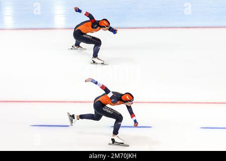 HAMAR - Jutta Leerdam (NED) und Femke Kok (NED) in den 500 Metern der Frauen während der ISU European Speed Skating Championships in der Hamar Olympischen Halle am 6. Januar 2023 in Hamar, Norwegen. ANP VINCENT JANNINK Stockfoto