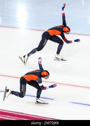 HAMAR - Jutta Leerdam (NED) und Femke Kok (NED) in den 500 Metern der Frauen während der ISU European Speed Skating Championships in der Hamar Olympischen Halle am 6. Januar 2023 in Hamar, Norwegen. ANP VINCENT JANNINK Stockfoto