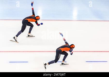 HAMAR - Jutta Leerdam (NED) und Femke Kok (NED) in den 500 Metern der Frauen während der ISU European Speed Skating Championships in der Hamar Olympischen Halle am 6. Januar 2023 in Hamar, Norwegen. ANP VINCENT JANNINK Stockfoto