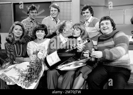 Dateifoto vom 17.01/83, an diesem Tag im Jahr 1983 der frühmorgendliche Frühstücksfernsehen begann mit BBC's „Breakfast Time“. BBC-TV startete um 6:30 Uhr das erste Programm zum Frühstück und versammelte sich in der Abschlussphase im Studio zu einer Champagner- und Kuchenfeier. Von links nach rechts: Hintere Reihe: Wettermann Francis Wilson, Nick Ross und David Icke. Erste Reihe: Jane Pauley, eine Amerikanerin, die ihre eigene Frühstücksmesse leitet, Debbie Rix, Frank Bough küsst Selina Scott und Astrologe Russell Grant. Frau Rix und die Moderatorin und Fitness-Guru Diana Moran gehören zu den bekannten Gesichtern, die bei der Feier des 40. Jahrhunderts helfen werden Stockfoto