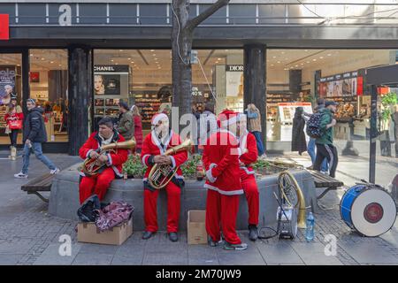 Belgrad, Serbien - 31. Dezember 2022: Straßenkünstler, die während der Weihnachtsfeier im Stadtzentrum der Hauptstadt als Weihnachtsmann verkleidet sind. Stockfoto