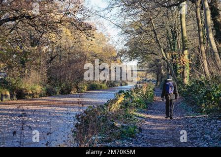 Der Beginn des Basingstoke-Kanals in New Haw an einem kalten und frostigen Wintertag in Surrey, England Stockfoto