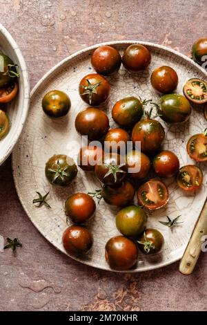 Nahaufnahme von geschnittenen Tomaten auf einem Teller Stockfoto
