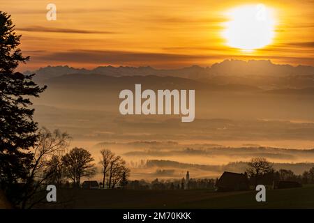 Ein atemberaubender goldener Sonnenuntergang über einer ländlichen Gegend Stockfoto