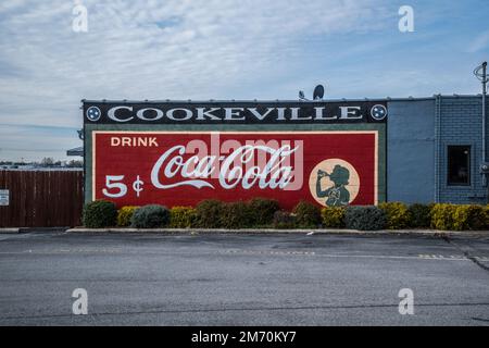 Frisch gemalte Werbeschilder von Coca-Cola auf der ganzen Seite eines Gebäudes in der Innenstadt von Cookeville, Tennessee Stockfoto