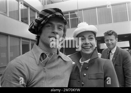 AMSTERDAM, NIEDERLANDE - 10. Juli 1968 - Margot Fonteyn und Rudolf Nurejev kurz nach der Ankunft am Flughafen Schiphol in der Nähe von Amsterdam, Niederlande Stockfoto