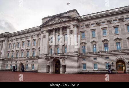 London, Großbritannien. 6. Januar 2023 Außenansicht des Buckingham Palace tagsüber. Stockfoto