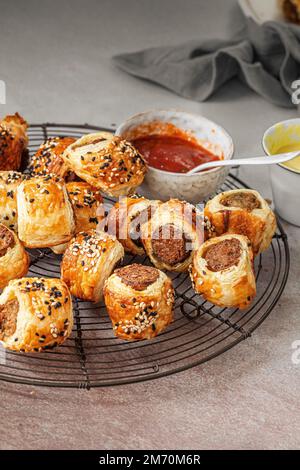 Frische Blätterteigwürstchen Brötchen Stockfoto