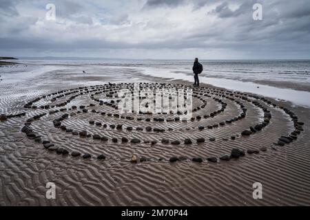 neokeltische Kunst am Strand von Portobello, Edinburgh. Vermutlich am 1. Mai erstellt. Stockfoto