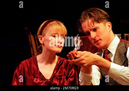 Claire Skinner (Laura Wingfield), Mark Dexter (The Gentleman Caller) in DER GLASMENAGERIE von Tennessee Williams am Comedy Theatre, London SW1 11/12/1995 ein Produktionsdesign des Donmar Warehouse: Rob Howell Lighting: David Hersey Director: Sam Mendes Stockfoto