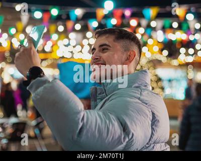 Eine Nahaufnahme eines Mannes, der ein Selfie macht, während er lacht Stockfoto