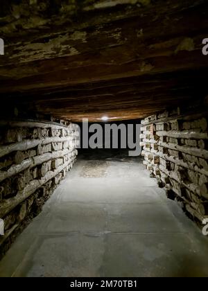 Alter Korridor - Salzbergwerk Wieliczka. Die Wände und die Decke sind mit dicken Holzbalken verstärkt. Die Mine wurde zum UNESCO-Weltkulturerbe erklärt. Stockfoto