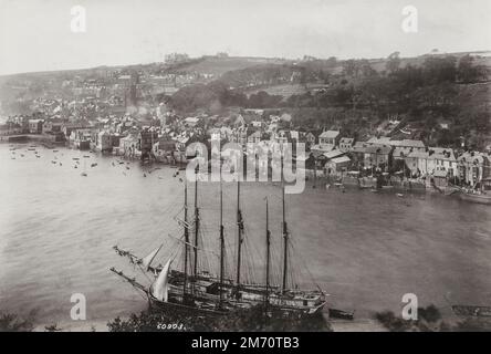 Altes Foto aus dem späten 19./frühen 20. Jahrhundert: 1908 - Blick auf ein Segelschiff auf dem Fluss Fowey, Fowey, Cornwall Stockfoto