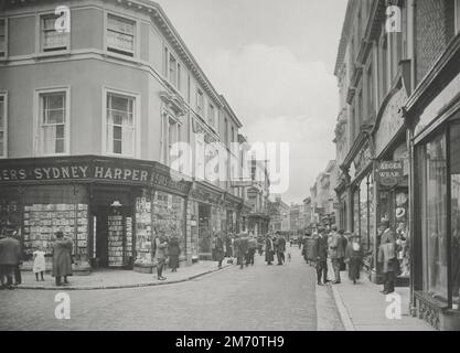 Vintage-Foto aus dem späten 19./frühen 20. Jahrhundert: 1919 - High Street, Barnstaple, North Devon Stockfoto