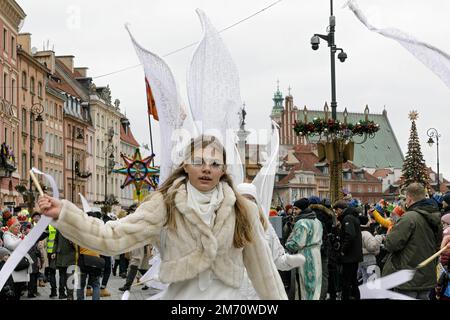 Warschau, Polen. 06. Januar 2023. Eine Frau mit festlichem Make-up und künstlichen Flügeln nimmt an der Prozession Teil. Epiphany (Trzech Króli oder Three Kings) wird in Polen mit riesigen Paraden an den 12. Weihnachtsabenden gefeiert. Dieses Jahr wurde gefeiert, um die in Polen lebenden Ukrainer zu unterstützen. In Warschau beginnt er in der Nähe des Schlossplatzes und endet am Pilsudzki-Platz. Kredit: SOPA Images Limited/Alamy Live News Stockfoto