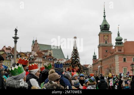 Warschau, Polen. 06. Januar 2023. Die Teilnehmer treffen sich während der Prozession am Schlossplatz. Epiphany (Trzech Króli oder Three Kings) wird in Polen mit riesigen Paraden an den 12. Weihnachtsabenden gefeiert. Dieses Jahr wurde gefeiert, um die in Polen lebenden Ukrainer zu unterstützen. In Warschau beginnt er in der Nähe des Schlossplatzes und endet am Pilsudzki-Platz. Kredit: SOPA Images Limited/Alamy Live News Stockfoto