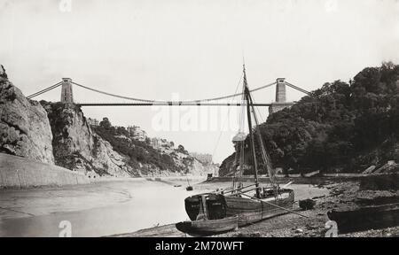 Altes Foto aus dem späten 19./frühen 20. Jahrhundert: c1800er - Clifton Bridge und Segelschiff, Fluss Avon, Bristol Stockfoto