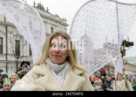 Warschau, Polen. 06. Januar 2023. Eine Frau mit festlichem Make-up nimmt an der Prozession Teil. Epiphany (Trzech Króli oder Three Kings) wird in Polen mit riesigen Paraden an den 12. Weihnachtsabenden gefeiert. Dieses Jahr wurde gefeiert, um die in Polen lebenden Ukrainer zu unterstützen. In Warschau beginnt er in der Nähe des Schlossplatzes und endet am Pilsudzki-Platz. (Foto: Volha Shukaila/SOPA Images/Sipa USA) Guthaben: SIPA USA/Alamy Live News Stockfoto