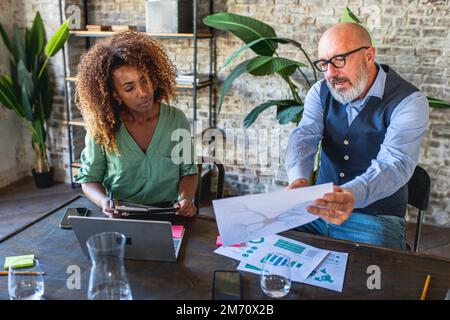 Kreative Designer, die an Ideen arbeiten, Geschäftsleute, die im Büro Brainstorming durchführen, Planungsstrategie für Social Media Manager Stockfoto