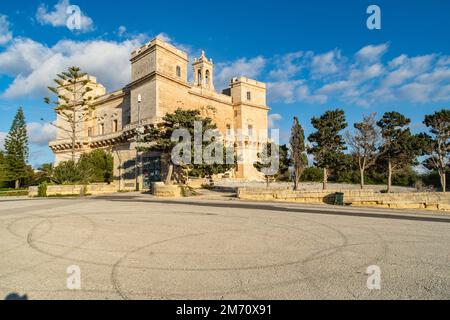 Mellieha, Malta - Dezember 20. 2022: Selmun Palace ist eine Villa, die im 18. Jahrhundert auf der Halbinsel Selmun erbaut wurde. Stockfoto