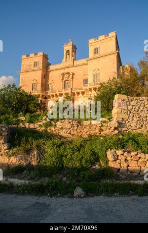 Mellieha, Malta - Dezember 20. 2022: Selmun Palace ist eine Villa, die im 18. Jahrhundert auf der Halbinsel Selmun erbaut wurde. Stockfoto