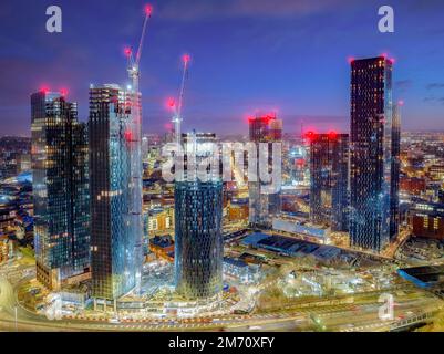 Manchester City Centre Nachtblick vom Deansgate Square Manchester England, Bauarbeiten bei Sonnenaufgang mit Lichtern und dunklem Himmel Stockfoto