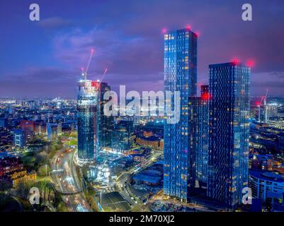 Manchester City Centre Nachtblick vom Deansgate Square Manchester England, Bauarbeiten bei Sonnenaufgang mit Lichtern und dunklem Himmel Stockfoto