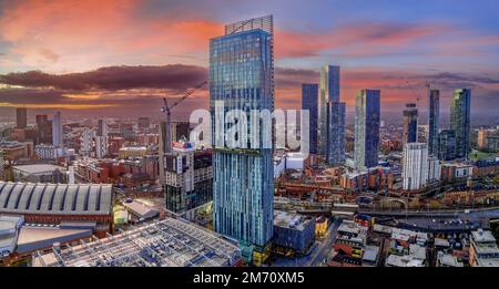 Stadtzentrum von Manchester bei Nacht mit Luftblick auf Deansgate Square und Beetham Tower Manchester Nordengland. Stadtzentrum bei Sonnenaufgang mit farbigem Himmel Stockfoto