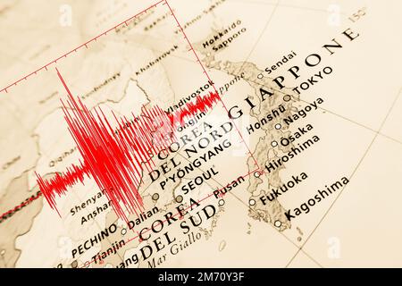 Rote seismische Welle über der geografischen Sicht Japans und Koreas Stockfoto