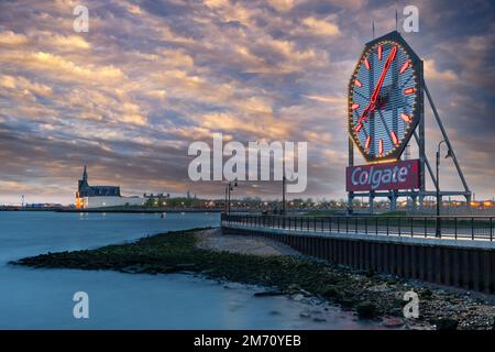 Die Colgate Clock in Jersey City, NJ, bei Sonnenuntergang. Die Colgate Clock ist eine achteckige Uhr mit Blick auf den Hudson River in der Nähe des Exchange Place in Jersey City New Stockfoto