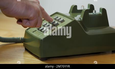 Wählknopf mit Retro-Taste und Wählknopf. Altmodisches Avocado-grünes Festnetztelefon. Stockfoto