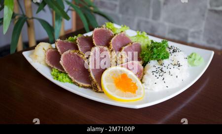 Hochwertige Thunfisch-Tataki. Tataki ist eine Möglichkeit, Fisch oder Fleisch in japanischer Küche zuzubereiten Stockfoto