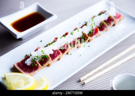 Hochwertige Thunfisch-Tataki. Tataki ist eine Möglichkeit, Fisch oder Fleisch in japanischer Küche zuzubereiten Stockfoto