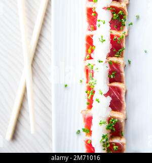 Hochwertige Thunfisch-Tataki. Tataki ist eine Möglichkeit, Fisch oder Fleisch in japanischer Küche zuzubereiten Stockfoto