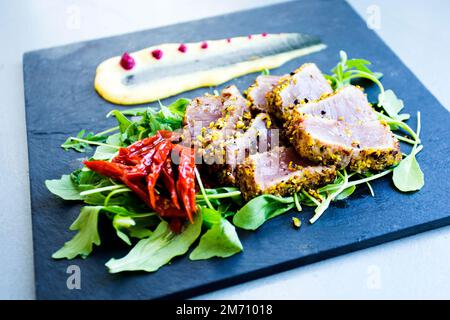 Hochwertige Thunfisch-Tataki. Tataki ist eine Möglichkeit, Fisch oder Fleisch in japanischer Küche zuzubereiten Stockfoto