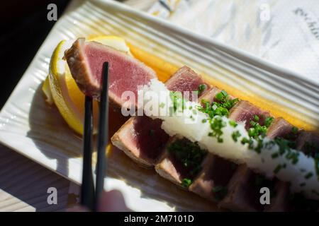 Hochwertige Thunfisch-Tataki. Tataki ist eine Möglichkeit, Fisch oder Fleisch in japanischer Küche zuzubereiten Stockfoto