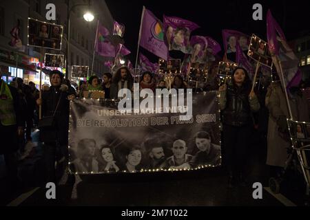 Am 6. Januar 2023 fand in Berlin am Hermannplatz ein Protest statt, in Gedenken an die drei kurdischen Aktivisten Sakine Cansiz, Fidan Dogan und Leyla Saylemez, die am 9. Januar 2013 in Paris vom türkischen Geheimdienst getötet wurden. Die Demonstranten in Berlin waren auch dort, um ihre Unterstützung für die Opfer der jüngsten Anschläge in Paris am 23. Dezember zu bekunden, als ein Mann mehrere Schüsse vor einem kurdischen Gemeindezentrum und einem nahe gelegenen Friseursalon abgefeuert hat, wobei drei Menschen getötet und drei weitere verletzt wurden. Fünf der Opfer waren türkische Staatsbürger, und alle waren kurdische Aktivisten, sagt man Stockfoto