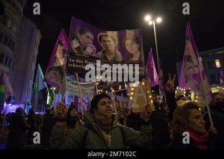 Am 6. Januar 2023 fand in Berlin am Hermannplatz ein Protest statt, in Gedenken an die drei kurdischen Aktivisten Sakine Cansiz, Fidan Dogan und Leyla Saylemez, die am 9. Januar 2013 in Paris vom türkischen Geheimdienst getötet wurden. Die Demonstranten in Berlin waren auch dort, um ihre Unterstützung für die Opfer der jüngsten Anschläge in Paris am 23. Dezember zu bekunden, als ein Mann mehrere Schüsse vor einem kurdischen Gemeindezentrum und einem nahe gelegenen Friseursalon abgefeuert hat, wobei drei Menschen getötet und drei weitere verletzt wurden. Fünf der Opfer waren türkische Staatsbürger, und alle waren kurdische Aktivisten, sagt man Stockfoto