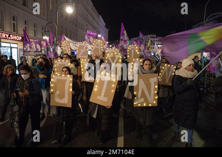 Am 6. Januar 2023 fand in Berlin am Hermannplatz ein Protest statt, in Gedenken an die drei kurdischen Aktivisten Sakine Cansiz, Fidan Dogan und Leyla Saylemez, die am 9. Januar 2013 in Paris vom türkischen Geheimdienst getötet wurden. Die Demonstranten in Berlin waren auch dort, um ihre Unterstützung für die Opfer der jüngsten Anschläge in Paris am 23. Dezember zu bekunden, als ein Mann mehrere Schüsse vor einem kurdischen Gemeindezentrum und einem nahe gelegenen Friseursalon abgefeuert hat, wobei drei Menschen getötet und drei weitere verletzt wurden. Fünf der Opfer waren türkische Staatsbürger, und alle waren kurdische Aktivisten, sagt man Stockfoto