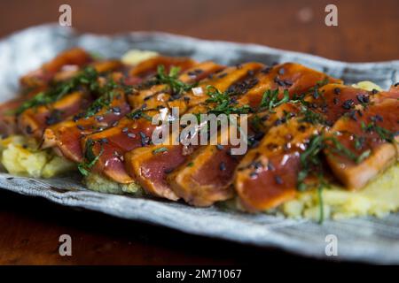 Hochwertige Thunfisch-Tataki. Tataki ist eine Möglichkeit, Fisch oder Fleisch in japanischer Küche zuzubereiten Stockfoto