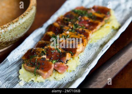 Hochwertige Thunfisch-Tataki. Tataki ist eine Möglichkeit, Fisch oder Fleisch in japanischer Küche zuzubereiten Stockfoto