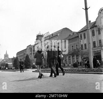 Menschen in der Innenstadt von Oradea, Sozialistische Republik Rumänien, ca. 1975 Stockfoto