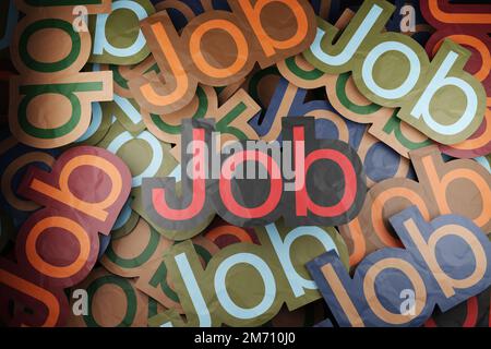 Farbiger Papierausschnitt des Wortes „Job streut zufällig“. Veranschaulichung des Konzepts der Arbeitssuche, der Einstellung von Arbeitnehmern und des arbeitsmarktes Stockfoto