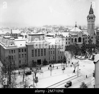 Târgu Mureș, Rumänien, ca. 1976. Blick auf das Rathaus (B. 1936) und die Präfektur (B. 1905). Stockfoto