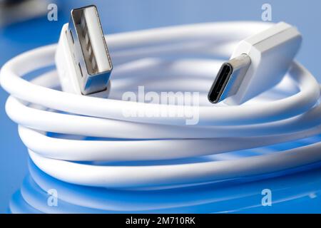 Nahaufnahme eines Ladekabels für Telefone des Typs C. Stockfoto