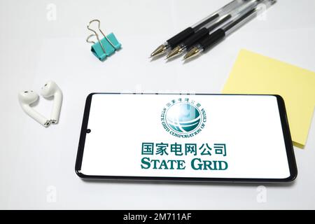 China. 07. Januar 2023. In dieser Abbildung wird ein State Grid-Logo auf einem Smartphone-Bildschirm angezeigt. (Foto: Sheldon Cooper/SOPA Images/Sipa USA) Guthaben: SIPA USA/Alamy Live News Stockfoto